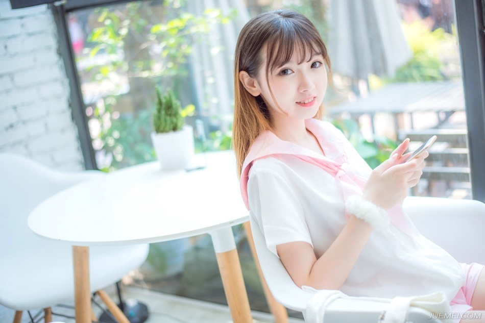 清晨，空气中带着几分湿冷，令人分外难受，庞统站在刺史府外，有些无奈的狠狠地瞪了法正一眼，在他身后，邓贤、泠苞等人则是对着张松一群益州世家怒目而视，刘璋已经失去了一切，此前终究君臣一场，就算刘璋当时做的不地道，但如今蜀中已经败亡，刘璋也不再是君主，这些人怎就不依不饶。